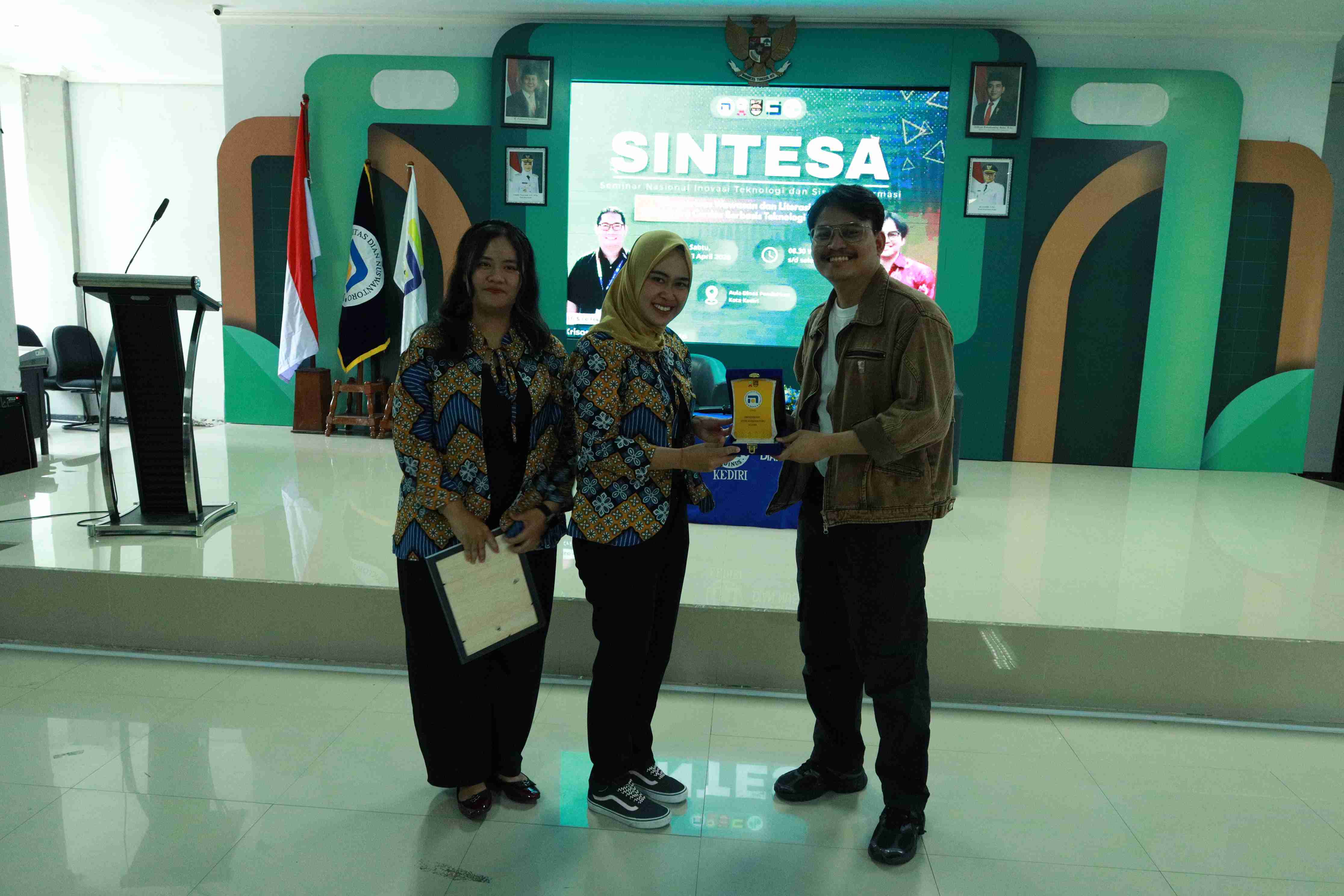 Sesi Penyerahan Cinderamata Pemateri 2